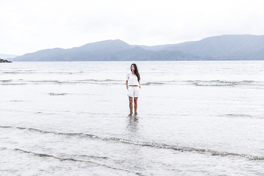 all white minimalist fashion lifestyle