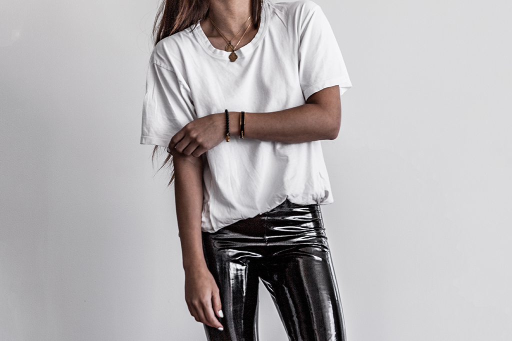 basic minimalist fashion blogger outfit lifestyle